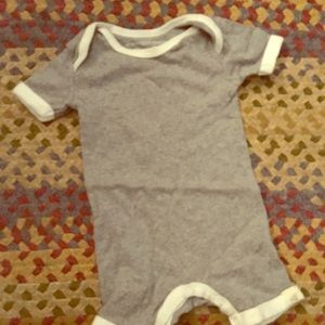 ORGANIC COTTON Burt’s bees organic romper size 0-3